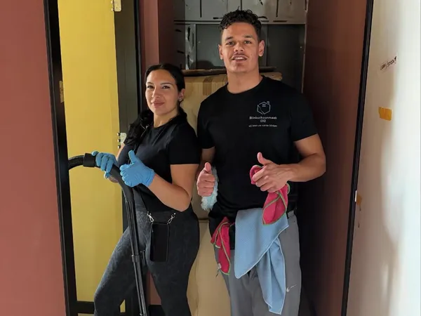 Twee teamleden van Blink Schoonmaak klaar voor een klus