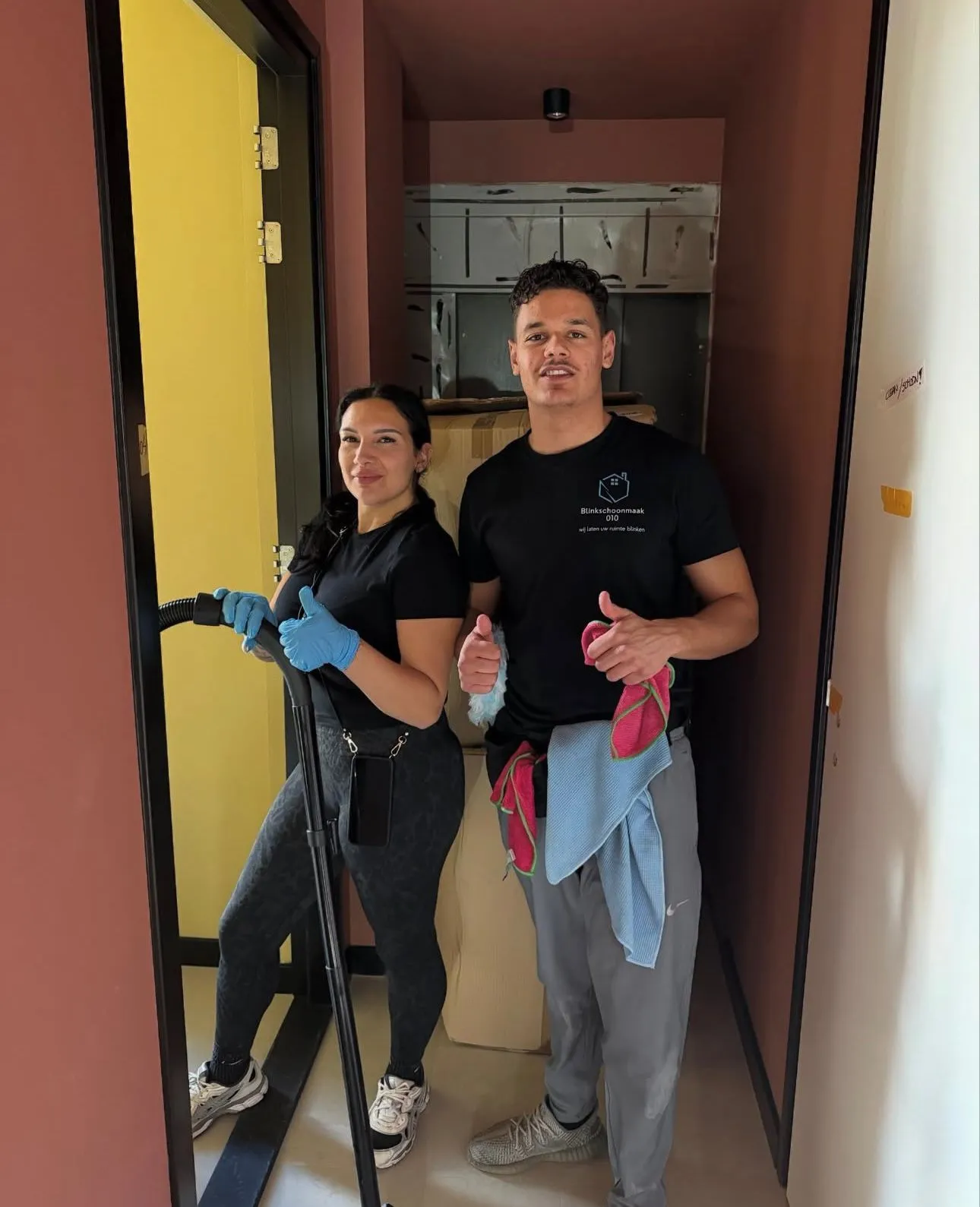 Twee teamleden in de deuropening van een leeg pand