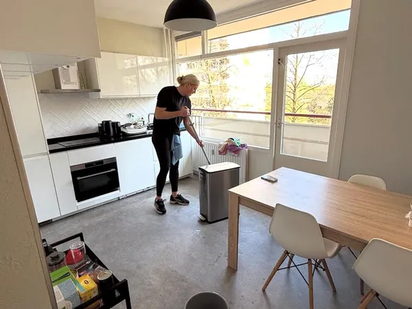 Blink Schoonmaak teamlid bezig met keukenreiniging